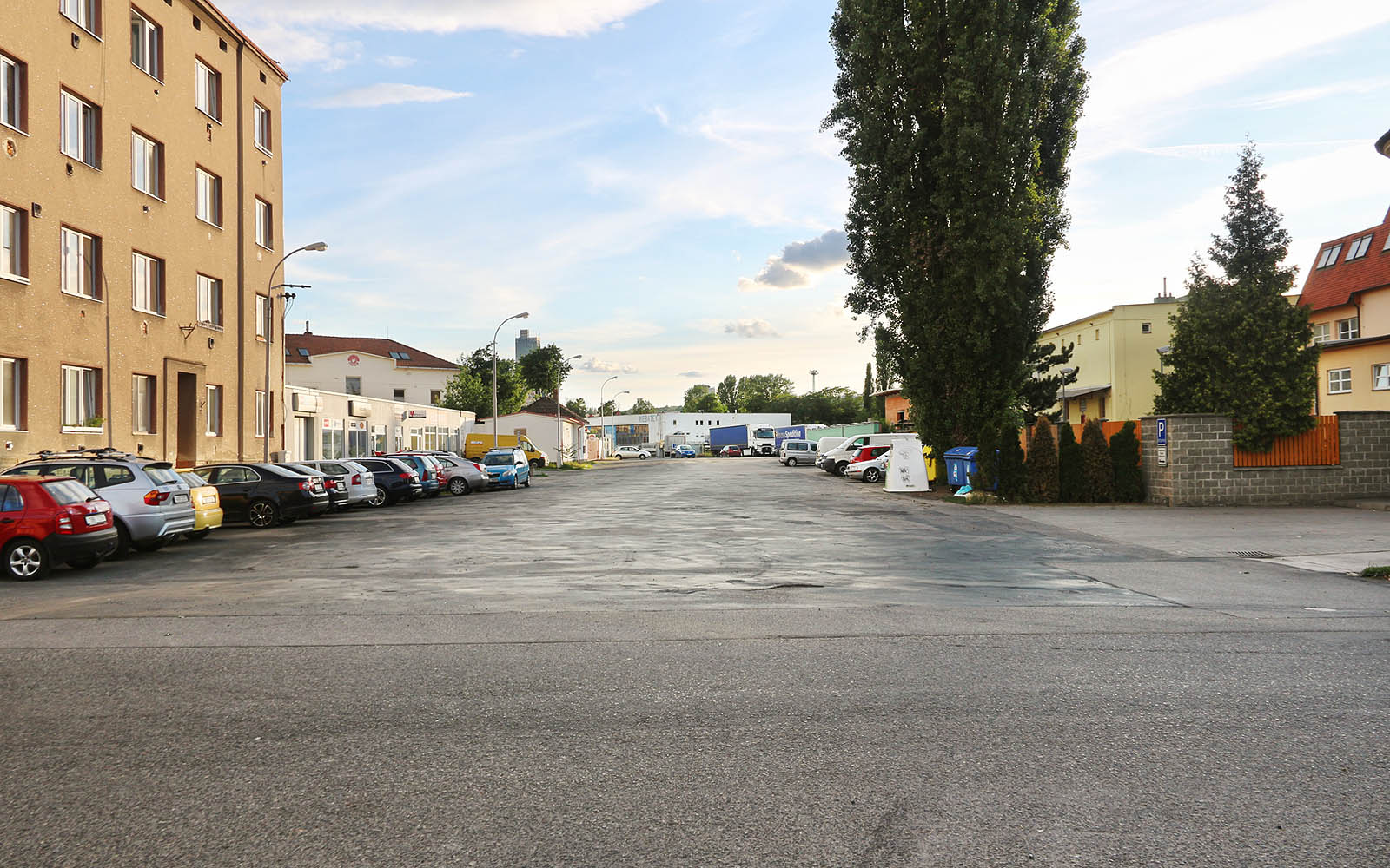 Pohled na ulici U Vlečky od východu, směrem zpět ke stanici. Vlečka vedla v pravé části ulice, přibližně na místě bílého kontejneru, dnes její trasu kryje vrstva všudypřítomného asfaltu. Pohled na ulici U Vlečky od východu, směrem zpět ke stanici. Vlečka vedla v pravé části ulice, přibližně na místě bílého kontejneru, dnes její trasu kryje vrstva všudypřítomného asfaltu.