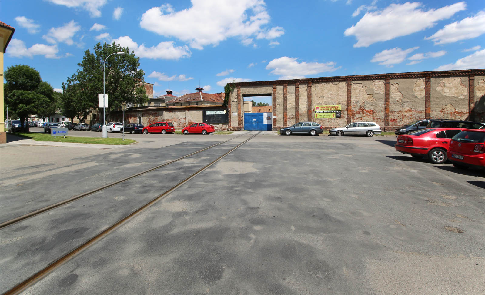 Tak vypadá umělecká představa téhož místa, pokud by vlečka byla zachována v původní trase jako kolej se žlábkovými kolejnicemi, podobná tramvajové. Tak vypadá umělecká představa téhož místa, pokud by vlečka byla zachována v původní trase jako kolej se žlábkovými kolejnicemi, podobná tramvajové.