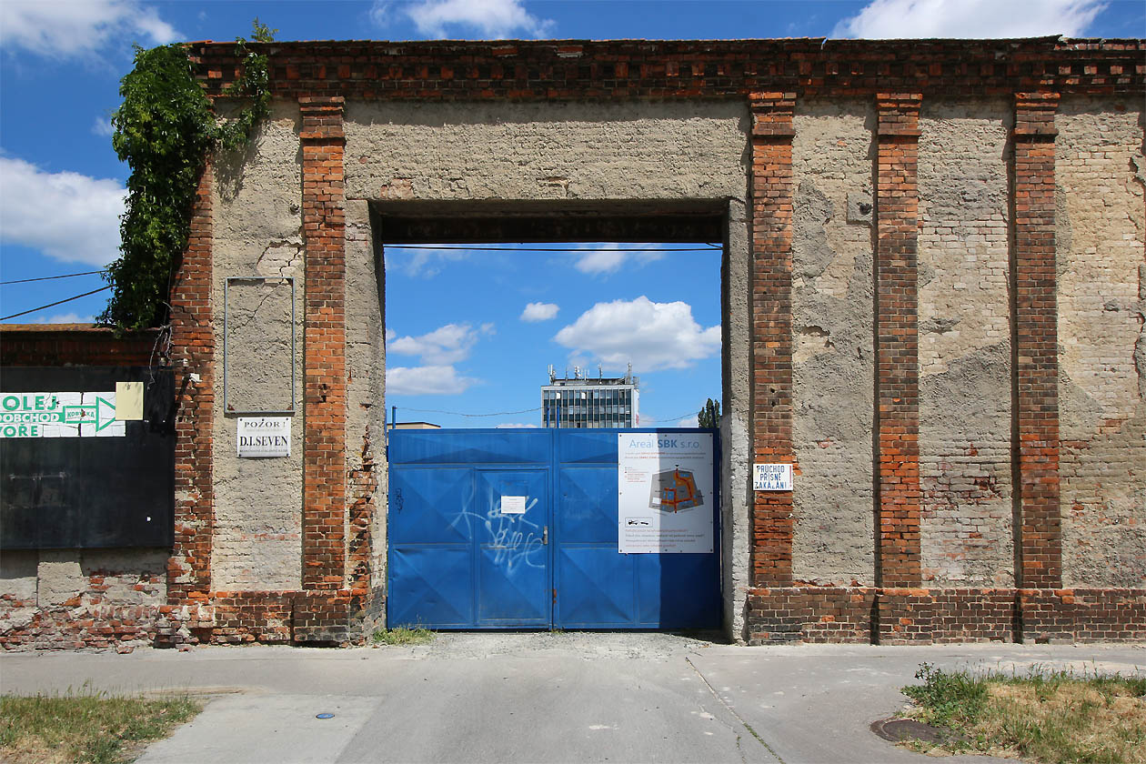 Podobně jako na vlečce do Montursdepa, přesné rozměry brány udeří do oka každého železničního archeologa. Podobně jako na vlečce do Montursdepa, přesné rozměry brány udeří do oka každého železničního archeologa.