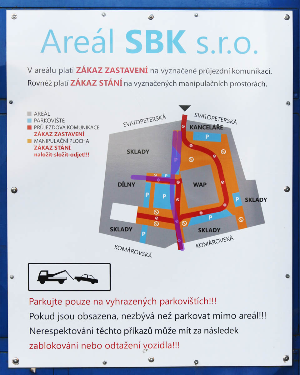 Na vratech je umístěn plán areálu společnosti BSK, která sklady vlastní. Fialově jsme si dovolili dokreslit do schématu trasu vlečky včetně jedné výhybky a jedné točny. Na vratech je umístěn plán areálu společnosti BSK, která sklady vlastní. Fialově jsme si dovolili dokreslit do schématu trasu vlečky včetně jedné výhybky a jedné točny.