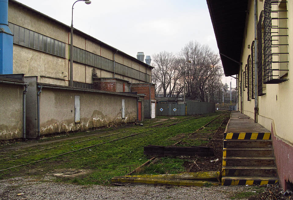 Pohled od severovýchodu na výhybku E2 a bránu na jižní větvi vlečky. Pohled od severovýchodu na výhybku E2 a bránu na jižní větvi vlečky.