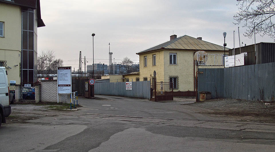 Pravděpodobně nejméně známý železniční přejezd v Brně je dokonale ukryt na konci Vodařské ulice. Pravděpodobně nejméně známý železniční přejezd v Brně je dokonale ukryt na konci Vodařské ulice.