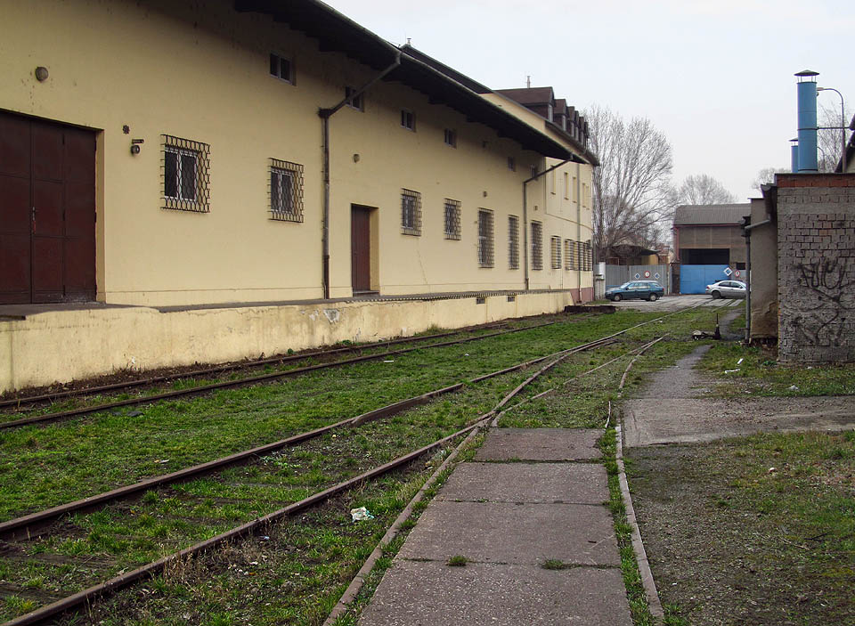 Z výhybky E2 vychází jediná kolej, která se stáčí k jihu za bránu. Tento úsek vlečky je poslední provozní. Z výhybky E2 vychází jediná kolej, která se stáčí k jihu za bránu. Tento úsek vlečky je poslední provozní.