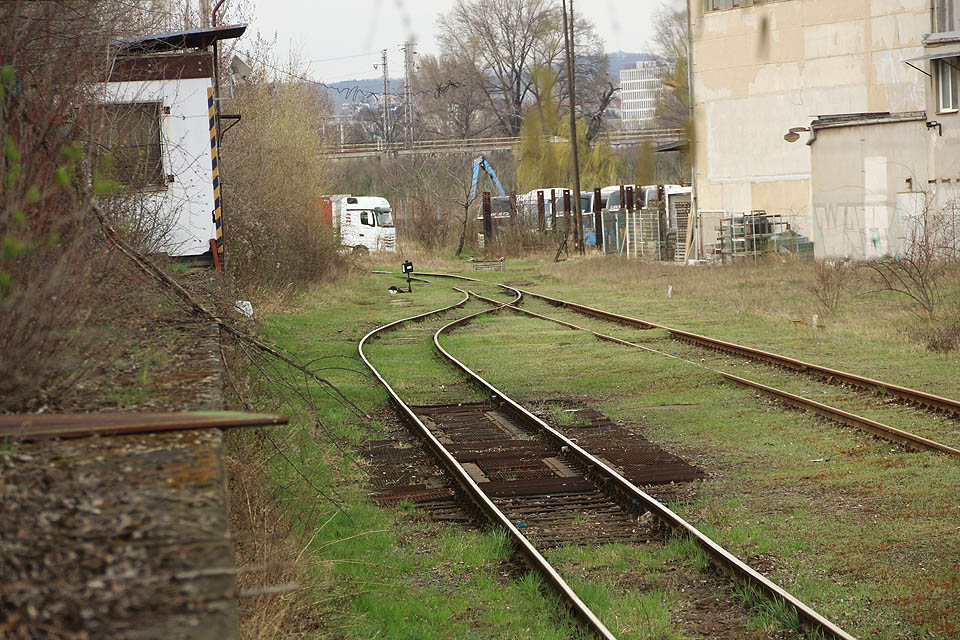 Pravá větev zatím ústí do skromného předávacího kolejiště. Kdysi tu bývalo víc kolejí (nejméně tři) a taky poněkud rušněji. Dnes je to hezké místo na odpolední piknik v přírodě a klidu. Pravá větev zatím ústí do skromného předávacího kolejiště. Kdysi tu bývalo víc kolejí (nejméně tři) a taky poněkud rušněji. Dnes je to hezké místo na odpolední piknik v přírodě a klidu.