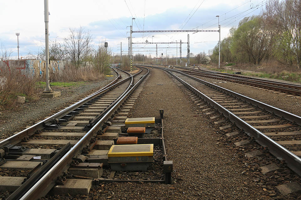 Vlečka odbočuje ze spojovací koleje č. 2 výhybkou č. 3 (vlečková kolej zcela vlevo, pohled směr Brno-Horní Heršpice. Vlečka odbočuje ze spojovací koleje č. 2 výhybkou č. 3 (vlečková kolej zcela vlevo, pohled směr Brno-Horní Heršpice.