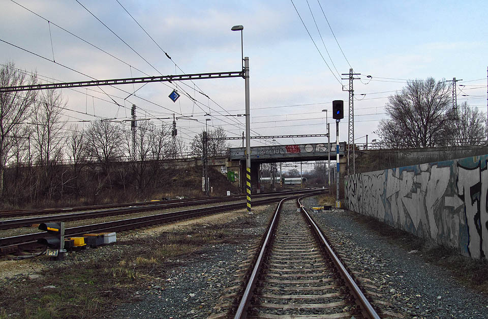 Potemnělý pohled zpět ke stanici Brno dolní nádraží. Tudy má za pár roků kráčet nová historie města - jižní centrum s novým hlavním nádražím… Potemnělý pohled zpět ke stanici Brno dolní nádraží. Tudy má za pár roků kráčet nová historie města - jižní centrum s novým hlavním nádražím…
