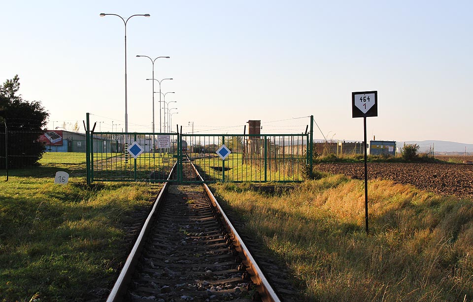 Vjezdová brána a hektometrovník s údajem 1,6. Vjezdová brána a hektometrovník s údajem 1,6.