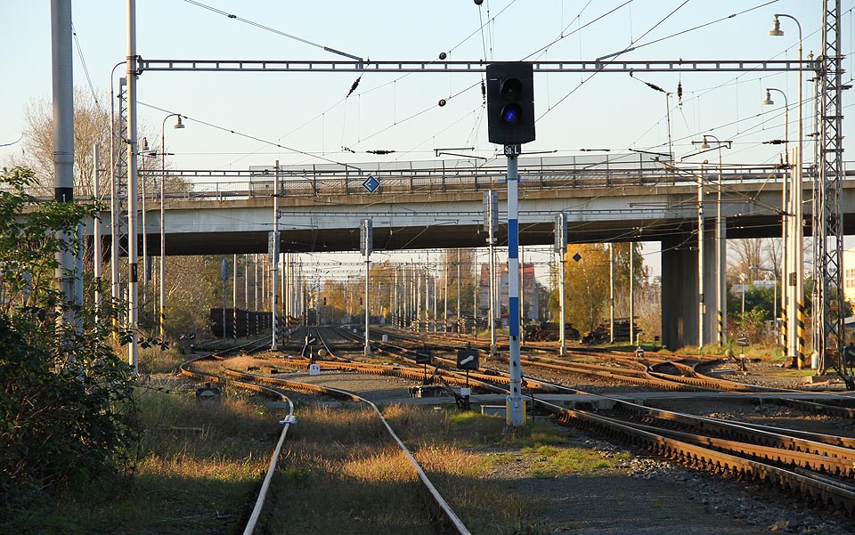 Seřaďovací návěstidlo SeL před výkolejkou LVk1 kryje vjezd do stanice. Seřaďovací návěstidlo SeL před výkolejkou LVk1 kryje vjezd do stanice.
