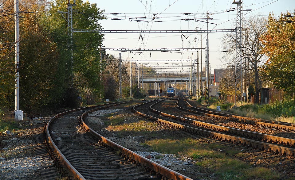 Pohled k severozápadu na vlečku jdoucí rovnoběžně s drahou Brno - Veselí nad Moravou. Pohled k severozápadu na vlečku jdoucí rovnoběžně s drahou Brno - Veselí nad Moravou.