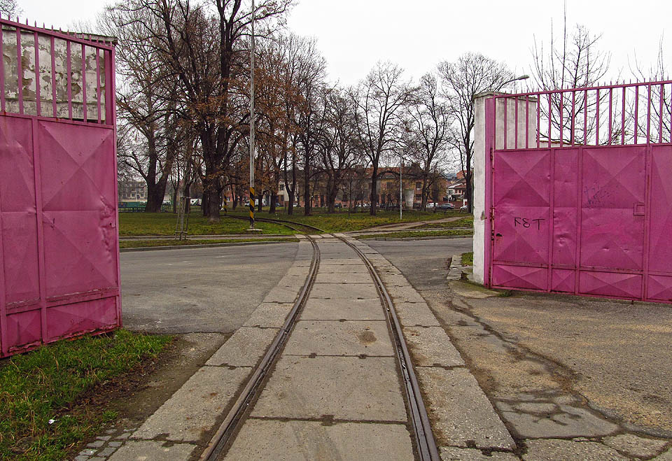 Růžová brána na vlečce z ulice Tkalcovské souvisí s korporátním designem drogerie Jasmín. Růžová brána na vlečce z ulice Tkalcovské souvisí s korporátním designem drogerie Jasmín.