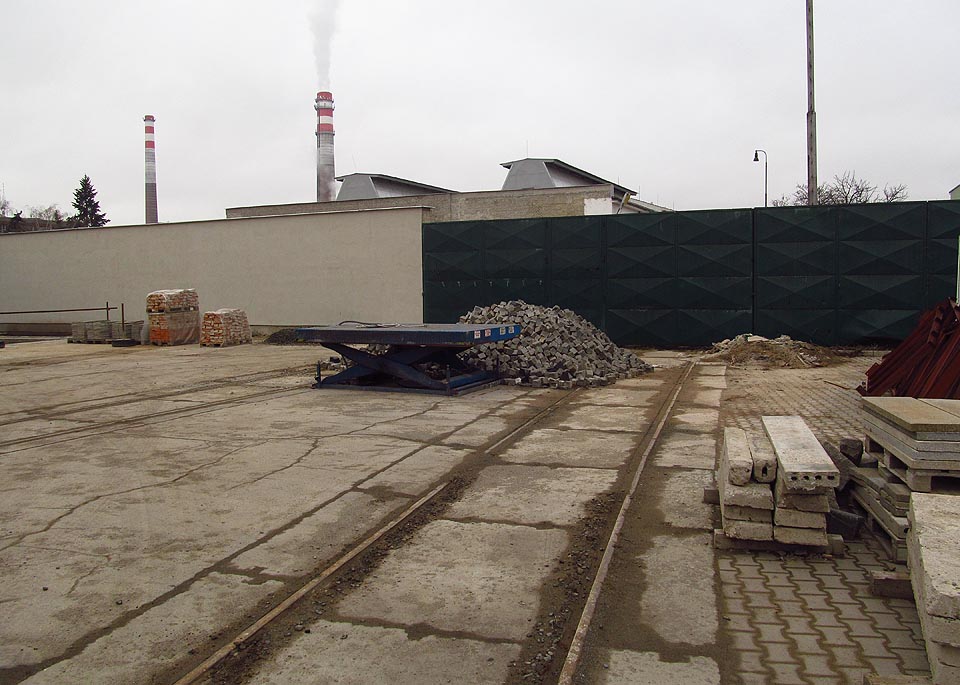 Uvnitř areálu bývalé Mosilany je vlečka v dezolátním stavu. Po privatizaci objektů oddělili noví vlastníci pozemky ploty a zdmi, které nerespektují přirozenou trasu vlečky podél Svitavského náhonu a průchod po kolejích je tak nemožný bez přelézání ohrad a naskládaného materiálu. Uvnitř areálu bývalé Mosilany je vlečka v dezolátním stavu. Po privatizaci objektů oddělili noví vlastníci pozemky ploty a zdmi, které nerespektují přirozenou trasu vlečky podél Svitavského náhonu a průchod po kolejích je tak nemožný bez přelézání ohrad a naskládaného materiálu.