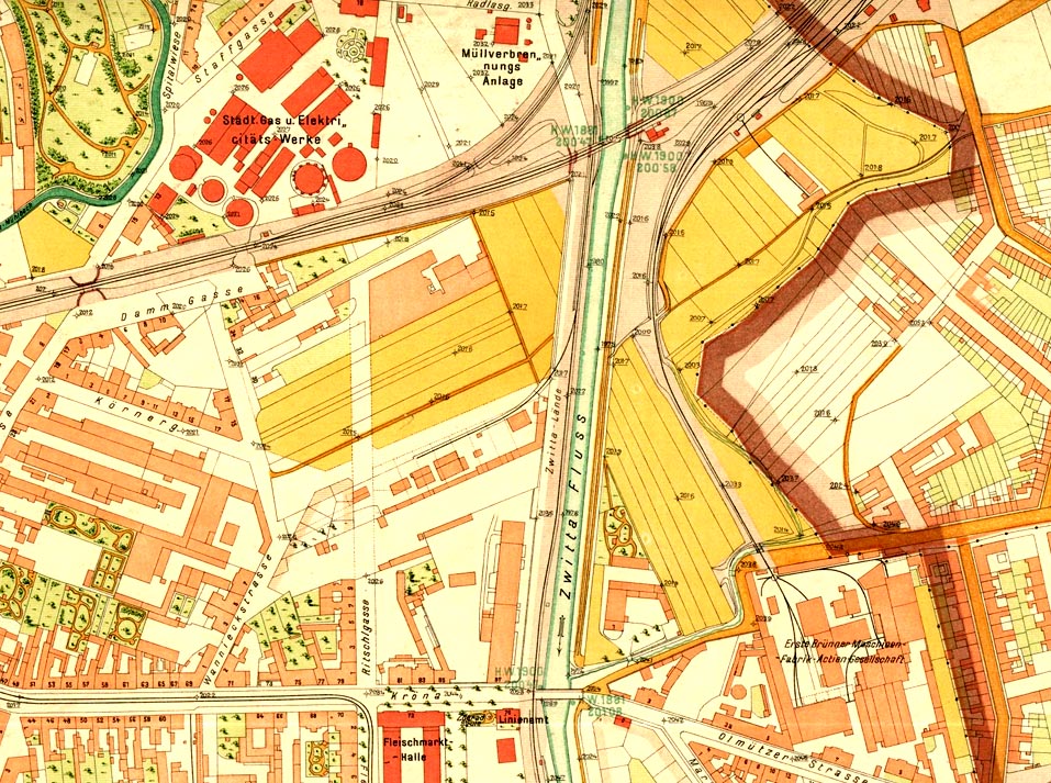 Stav (tehdy relativně nové) vlečky v roce 1906. Na místě dnešních strojíren se ještě rozkládají pole a z tišnovské dráhy na břehu Svitavy vybíhá jedna nesmělá kolej mezi několik malých továrních budov. Stav (tehdy relativně nové) vlečky v roce 1906. Na místě dnešních strojíren se ještě rozkládají pole a z tišnovské dráhy na břehu Svitavy vybíhá jedna nesmělá kolej mezi několik malých továrních budov.