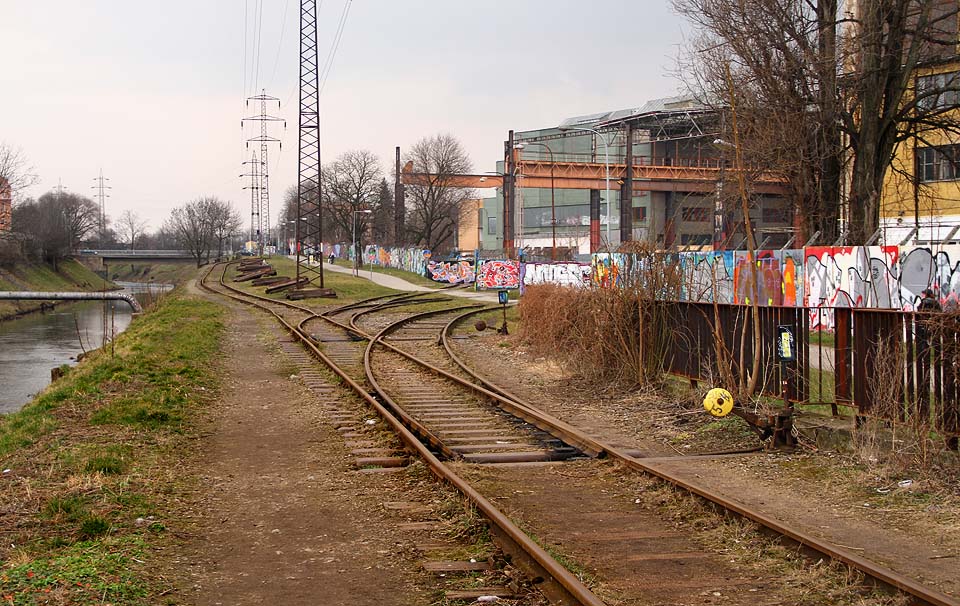 Ještě než překročí hranici areálu strojíren, rozdělí se jižní kolej na dvě, z nichž jedna míří na jih a druhá se stáčí k západu. Ještě než překročí hranici areálu strojíren, rozdělí se jižní kolej na dvě, z nichž jedna míří na jih a druhá se stáčí k západu.