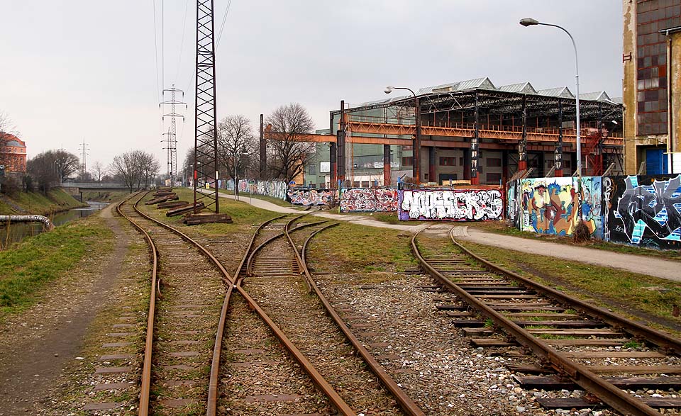 Nejsevrnější a nejjižnější kolej vlečky jsou v roce 2015 stále v provozu, frekvence vlaků je však nepatrná. Nejsevrnější a nejjižnější kolej vlečky jsou v roce 2015 stále v provozu, frekvence vlaků je však nepatrná.