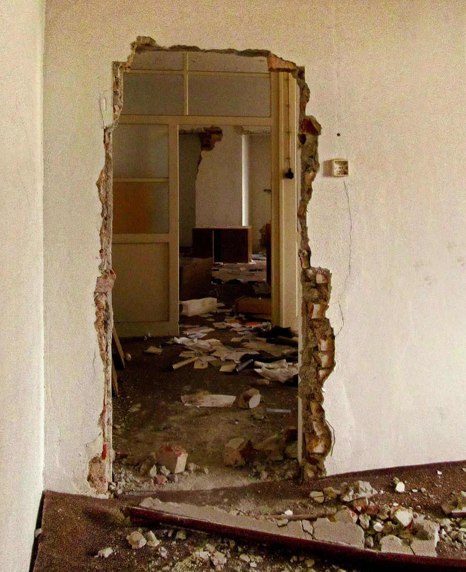 Většinu toho, co šlo odnést, někdo odnesl. Veřeje nevyjímaje. Většinu toho, co šlo odnést, někdo odnesl. Veřeje nevyjímaje.