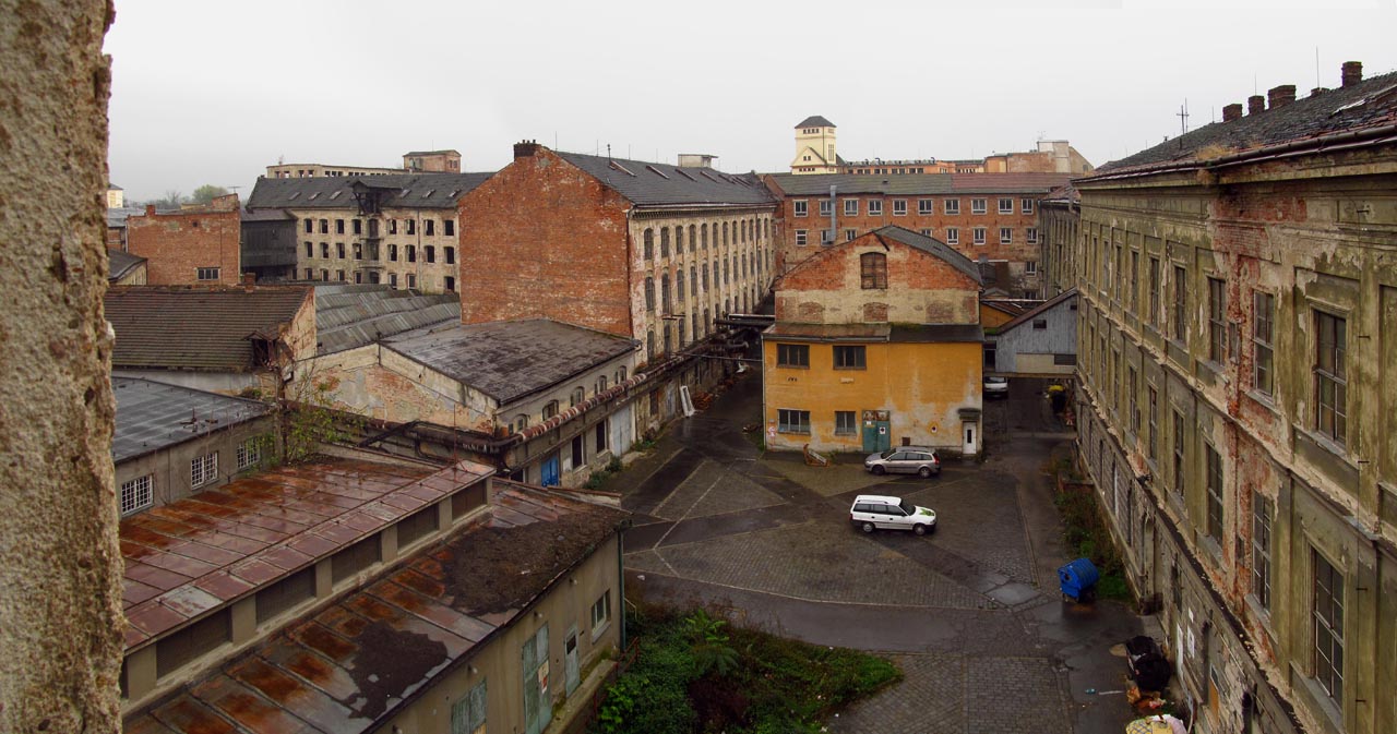 Za deštivých dopolední bývá Vlněna nejkrásnější. Zádumčivá, složitá, místy elegantní, místy drásavě ošklivá. Za deštivých dopolední bývá Vlněna nejkrásnější. Zádumčivá, složitá, místy elegantní, místy drásavě ošklivá.