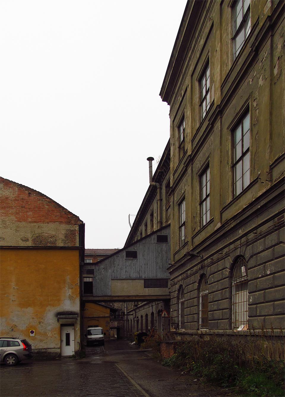Z jihu navazují na Bochnerův palác jen o málo mladší výrobní budovy. Jsoui ale nižší a mají o patro víc. Z jihu navazují na Bochnerův palác jen o málo mladší výrobní budovy. Jsoui ale nižší a mají o patro víc.