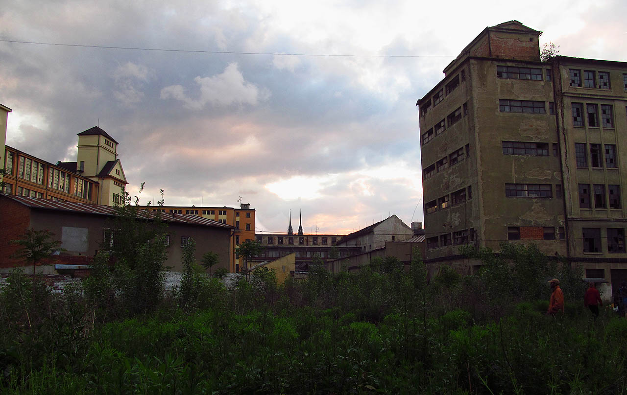 Pohled z jihu na sever přes rumiště po zbouraných budovách. V dálce vykukují věže Petrova. Pohled z jihu na sever přes rumiště po zbouraných budovách. V dálce vykukují věže Petrova.
