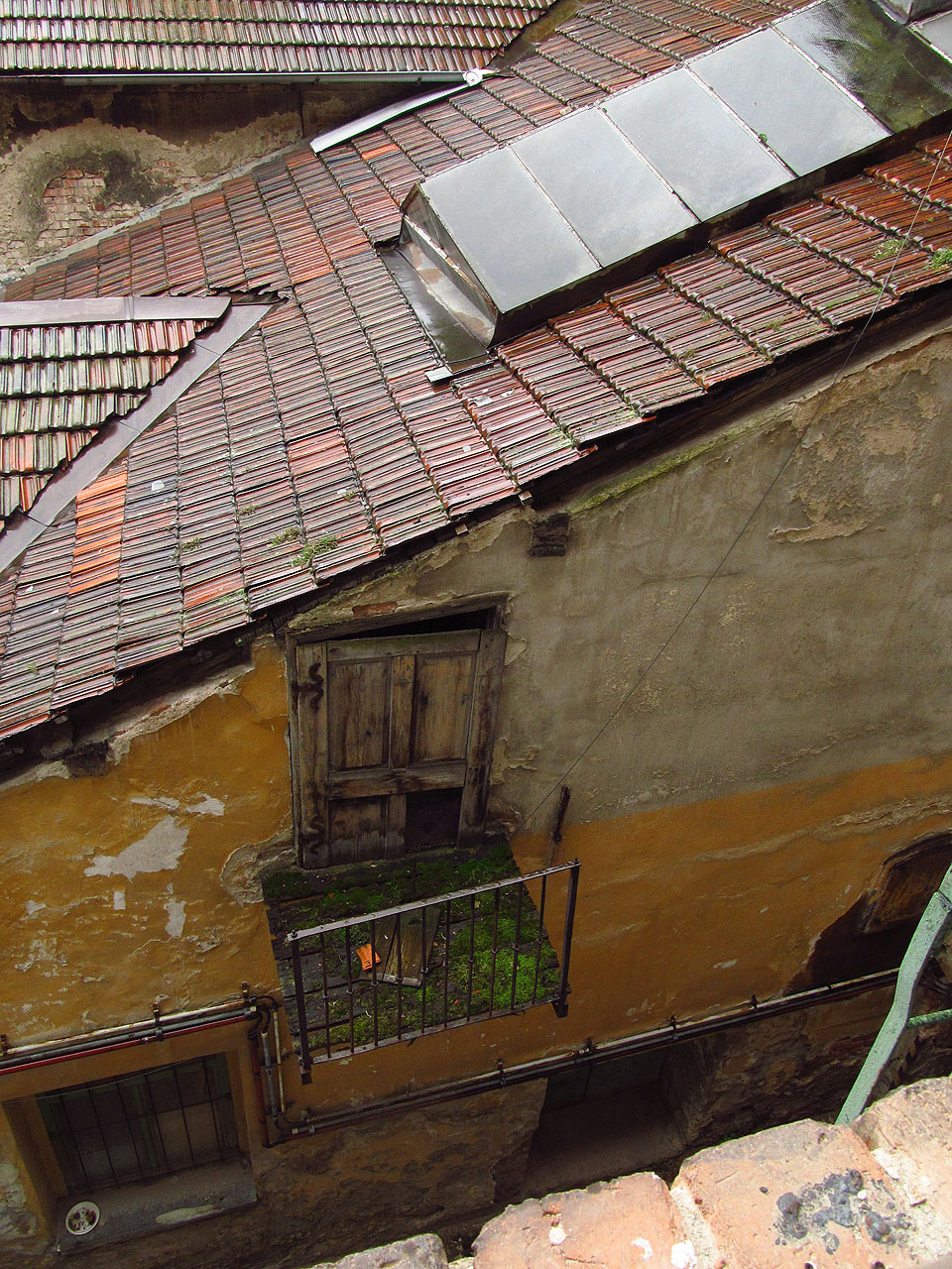 Další ze záhadných balkónků, které snad sloužily k uchycení dávno neexistujících potrubí či lan nebo ukládání zboží. Další ze záhadných balkónků, které snad sloužily k uchycení dávno neexistujících potrubí či lan nebo ukládání zboží.