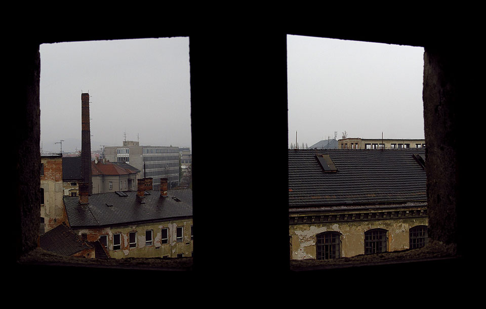 Ačkoliv se zdá, že jde o dvě různá okna, pochází obě fotografie ze stejného místa a vyfoceny jsou pouze v jiníém směru. Ačkoliv se zdá, že jde o dvě různá okna, pochází obě fotografie ze stejného místa a vyfoceny jsou pouze v jiníém směru.