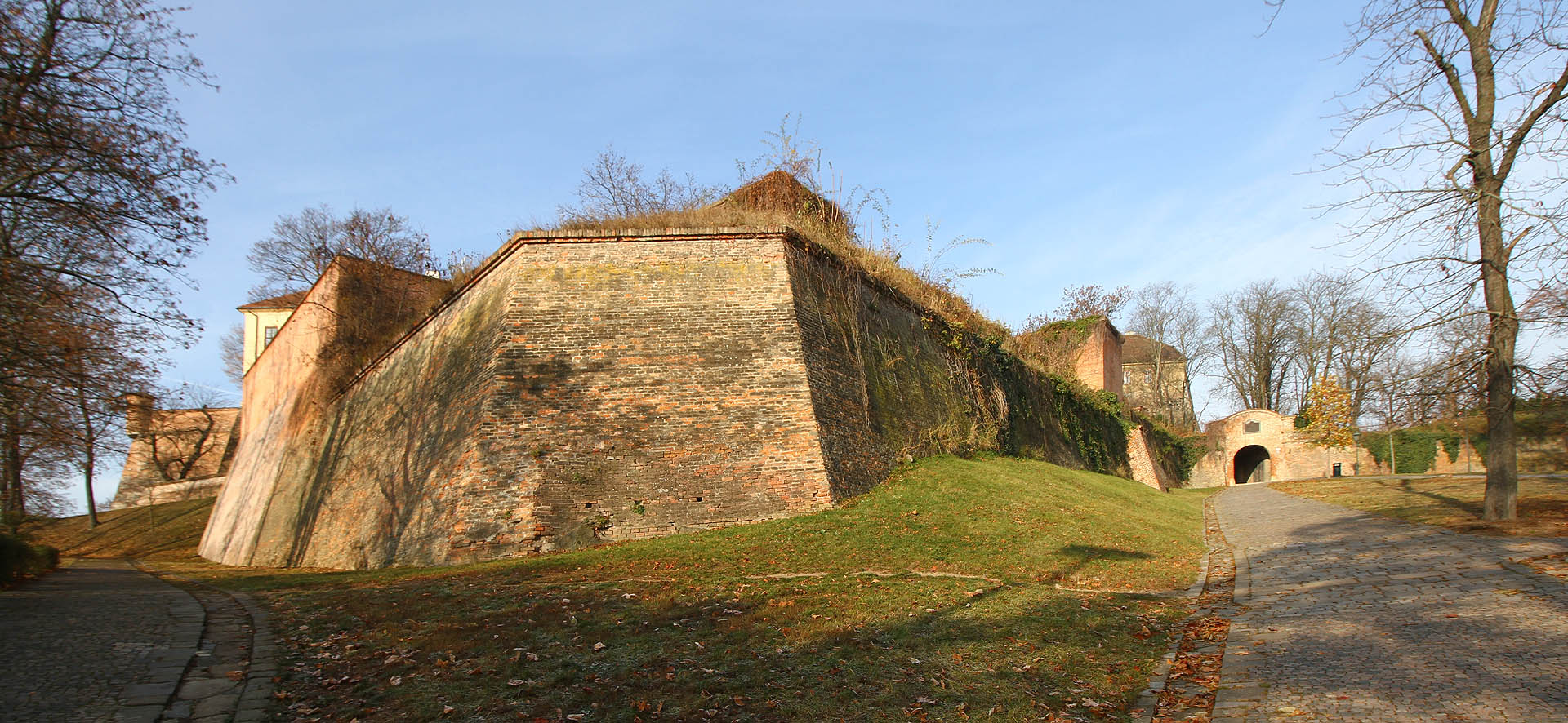 Vodojemy vyplňují značnou část objemu dolní části východního bastionu hradu (který je dnes jako jediný zdvojený). Opevnění hradu pozbylo významu po druhém průchodu Napoleónovy armády, která hradby částečně odstřelila (4. 11. 1809) a zejména po oficiálním zrušení pevnosti (18. 6. 1820). První vodojem byl však vybudován ve zchátralém bastionu až o 50 let později v roce 1870 a druhý o dalších 30 let později v roce 1900. Vodojemy vyplňují značnou část objemu dolní části východního bastionu hradu (který je dnes jako jediný zdvojený). Opevnění hradu pozbylo významu po druhém průchodu Napoleónovy armády, která hradby částečně odstřelila (4. 11. 1809) a zejména po oficiálním zrušení pevnosti (18. 6. 1820). První vodojem byl však vybudován ve zchátralém bastionu až o 50 let později v roce 1870 a druhý o dalších 30 let později v roce 1900.