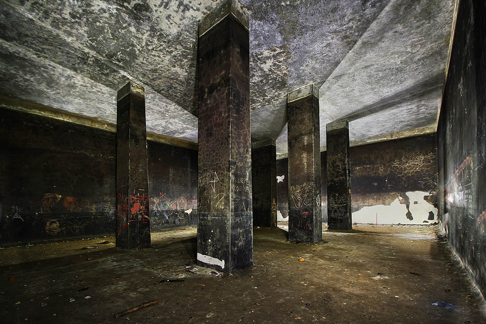 Geometrické hry stínů a světel nemohou nechat v klidu žádného fotografa. Dokázal bych tu strávit klidně celou noc. Geometrické hry stínů a světel nemohou nechat v klidu žádného fotografa. Dokázal bych tu strávit klidně celou noc.