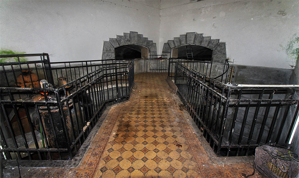 Z armaturní komory bylo skrze dva průhledy možné kontrolovat stav vody v nádržích. Podle kamenného ostění průhledu a dlažby terazzo lze odhadnout původ třetího vodojemu do 10. let 20. století. Z armaturní komory bylo skrze dva průhledy možné kontrolovat stav vody v nádržích. Podle kamenného ostění průhledu a dlažby terazzo lze odhadnout původ třetího vodojemu do 10. let 20. století.