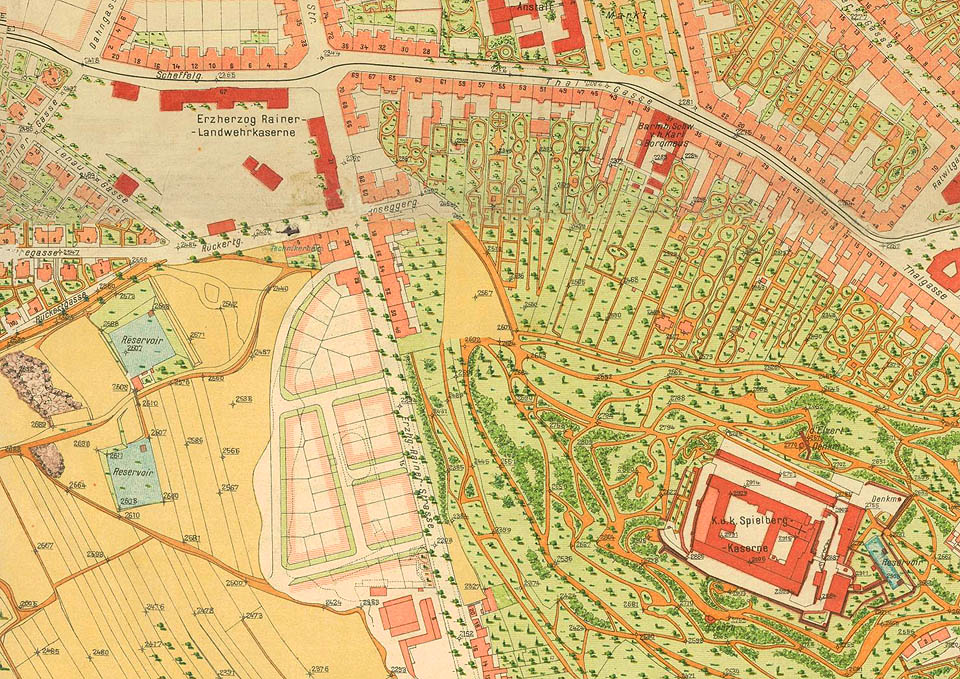 Na mapě z roku 1906 je dobře vidět obě starší nádrže (1 a 2) - naproti přes Úvoz se nachází hrad Špilberk, tehdejší kasárna a věznice, u kterého je dobře patrný další z brněnských historických vodojemů. Na mapě z roku 1906 je dobře vidět obě starší nádrže (1 a 2) - naproti přes Úvoz se nachází hrad Špilberk, tehdejší kasárna a věznice, u kterého je dobře patrný další z brněnských historických vodojemů.