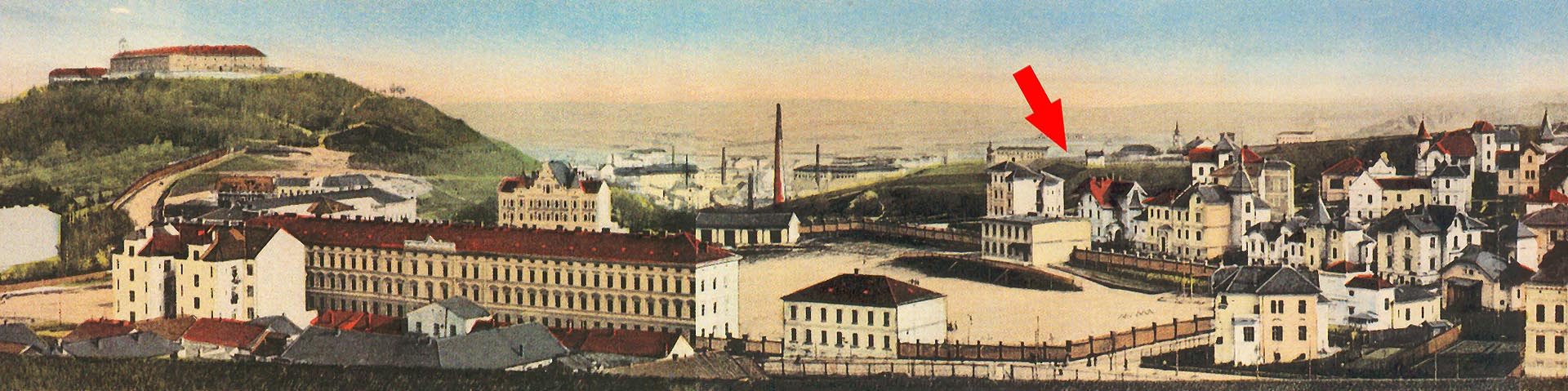 Šipka ukazuje podobu prvního vodojemu na panoramatické pohlednici Úřednické čtvrti okolo roku 1920. Dobře patrná je hrana zemního valu ze severní strany vodojemu a technologický domek, který na místě stojí dodnes. Šipka ukazuje podobu prvního vodojemu na panoramatické pohlednici Úřednické čtvrti okolo roku 1920. Dobře patrná je hrana zemního valu ze severní strany vodojemu a technologický domek, který na místě stojí dodnes.