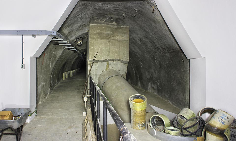 Severní portál tunelu s masivním betonovým pylonem pro uchycení sklolaminátové roury a dalším zařízením provozovatele vírského vodovodu. Severní portál tunelu s masivním betonovým pylonem pro uchycení sklolaminátové roury a dalším zařízením provozovatele vírského vodovodu.