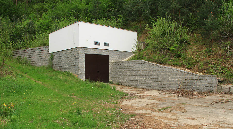 A tak vypadá jednoduchá budova při severním portálu tunelu. Nachází se na nepřístupném místě v uzavřeném areálu nad řekou Svratkou. A tak vypadá jednoduchá budova při severním portálu tunelu. Nachází se na nepřístupném místě v uzavřeném areálu nad řekou Svratkou.