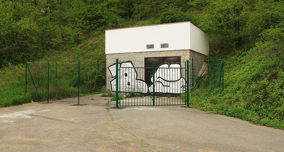 Jižní portál nejdelšího brněnského tunelu kryje nenápadná technická budova, stylem zapadající do stavebního slohu brněnských vodáren v posledním půlstoletí. Jižní portál nejdelšího brněnského tunelu kryje nenápadná technická budova, stylem zapadající do stavebního slohu brněnských vodáren v posledním půlstoletí.