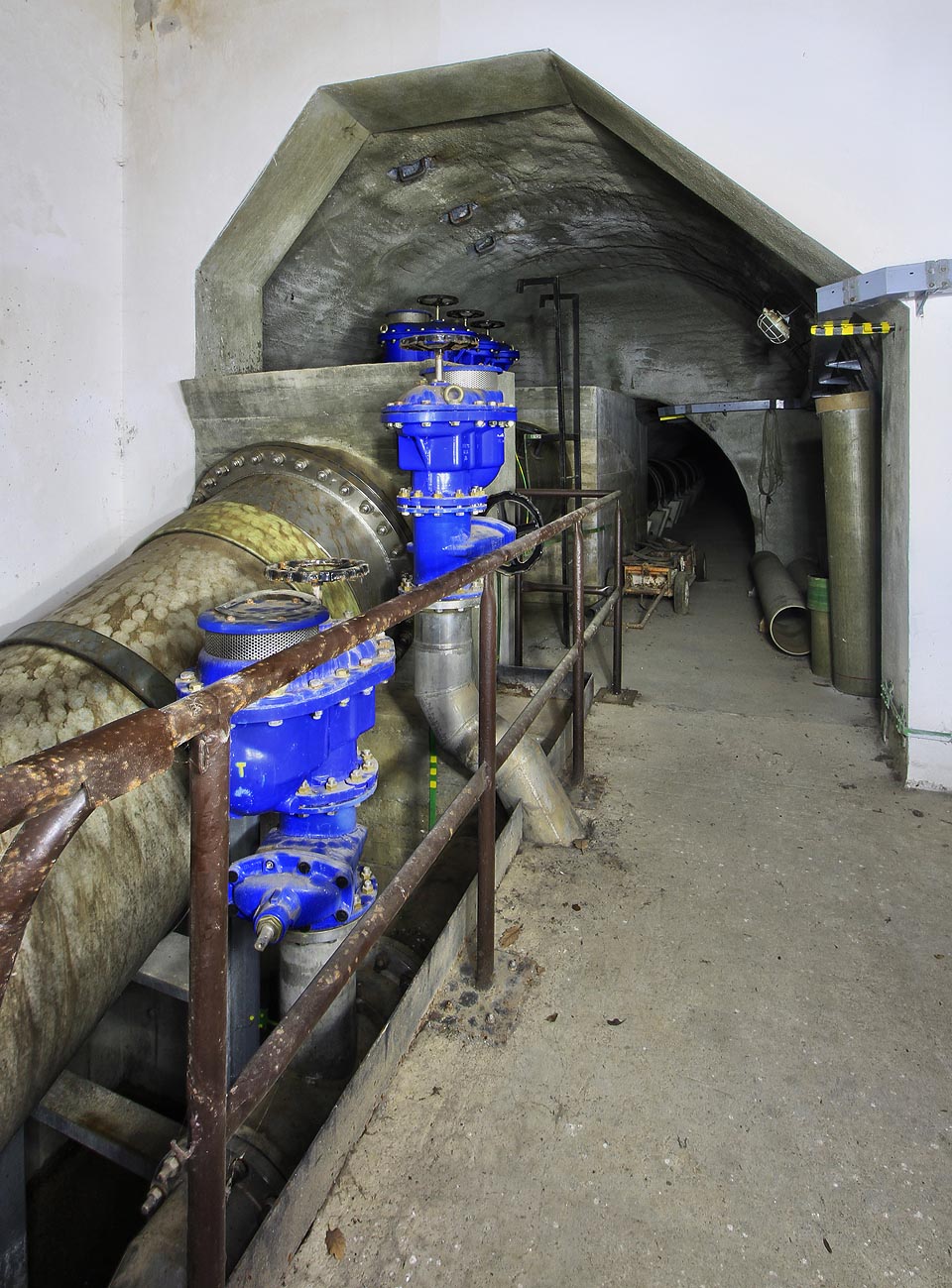 Armaturní komora u jižního portálu tunelu. Veškeré vybavení je staré teprve několik let a svítí novotou. Armaturní komora u jižního portálu tunelu. Veškeré vybavení je staré teprve několik let a svítí novotou.