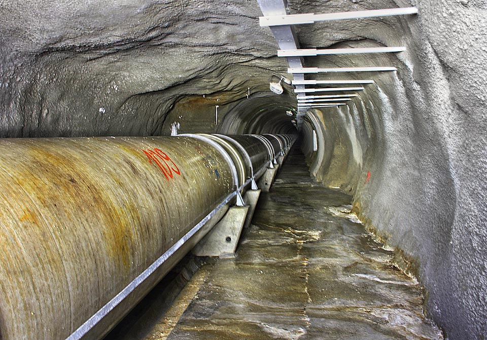 Tunel má kruhový profil o průměru 2810 mm, resp. 3010 mm, na několika místech je však prostor širší, vylámaný přímo ve skále a zpevněný betonovým nástřikem. Tunel má kruhový profil o průměru 2810 mm, resp. 3010 mm, na několika místech je však prostor širší, vylámaný přímo ve skále a zpevněný betonovým nástřikem.