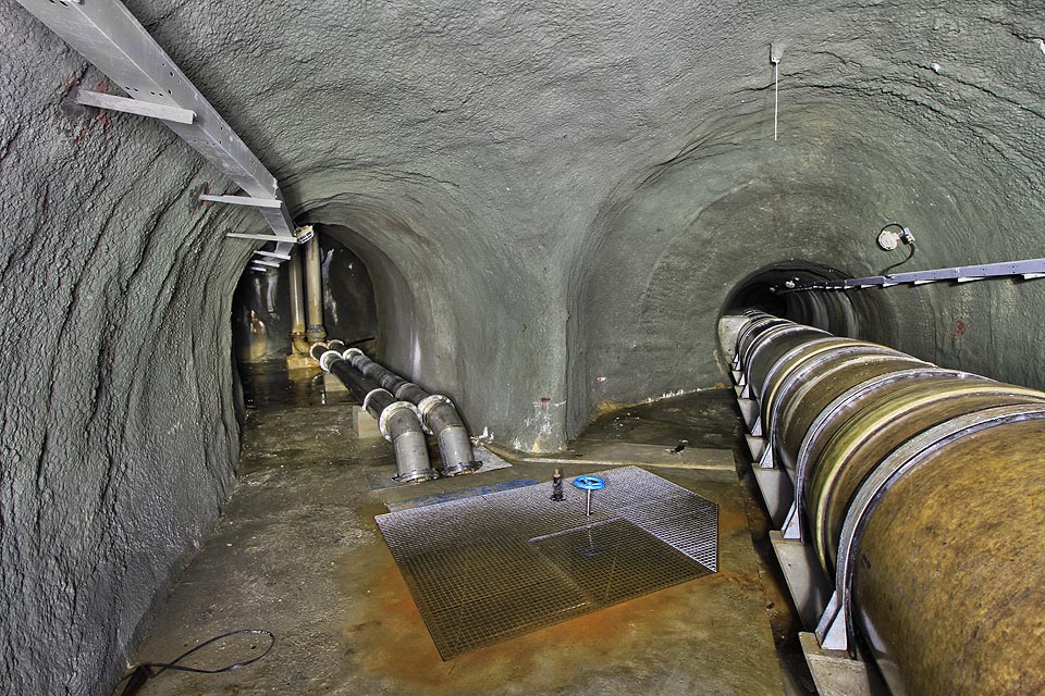 Přibližně po 830 m od jižního portálu z tunelu odbočuje krátká boční chodba, zajišťující zásobování vodojemů Myslivna a Kohoutovice, které slouží pro zásobování nejvyšších částí Brna pitnou vodou. V těchto místech vede také tunel nejhlouběji pod povrchem. Přibližně po 830 m od jižního portálu z tunelu odbočuje krátká boční chodba, zajišťující zásobování vodojemů Myslivna a Kohoutovice, které slouží pro zásobování nejvyšších částí Brna pitnou vodou. V těchto místech vede také tunel nejhlouběji pod povrchem.