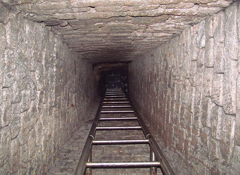 V místě, kde pravděpodobně pod klášterem chodba končila a voda vytékala volně směrem k Ponávce je dnes poklop ústící na tramvajovou zastávku. V místě, kde pravděpodobně pod klášterem chodba končila a voda vytékala volně směrem k Ponávce je dnes poklop ústící na tramvajovou zastávku.