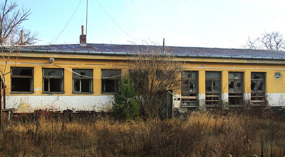 Budova 2 s hlavním sálem a anténou. Budova 2 s hlavním sálem a anténou.