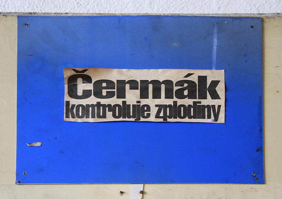 Najdeme tu však i jiné zvláštní nápisy a sdělení. Najdeme tu však i jiné zvláštní nápisy a sdělení.