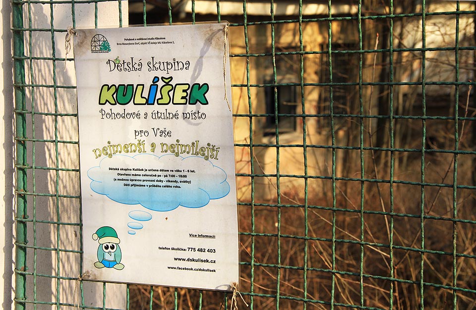 Slepá okna zarostlá pavučinami v pozadí naznačují, že se v areálu za Sušilovými kolejemi opravdu skrývá „pohodové a útulné místo“, kam nedoléhá ruch velkoměsta. Slepá okna zarostlá pavučinami v pozadí naznačují, že se v areálu za Sušilovými kolejemi opravdu skrývá „pohodové a útulné místo“, kam nedoléhá ruch velkoměsta.