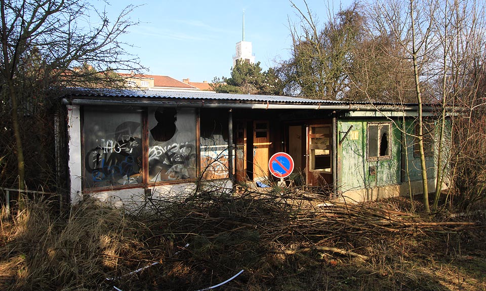 Pravděpodobně nejmladší a nejméně kvalitní součástí areálu je montovaná budova 3, sloužící původně jako výukové prostory a ubikace. Pravděpodobně nejmladší a nejméně kvalitní součástí areálu je montovaná budova 3, sloužící původně jako výukové prostory a ubikace.