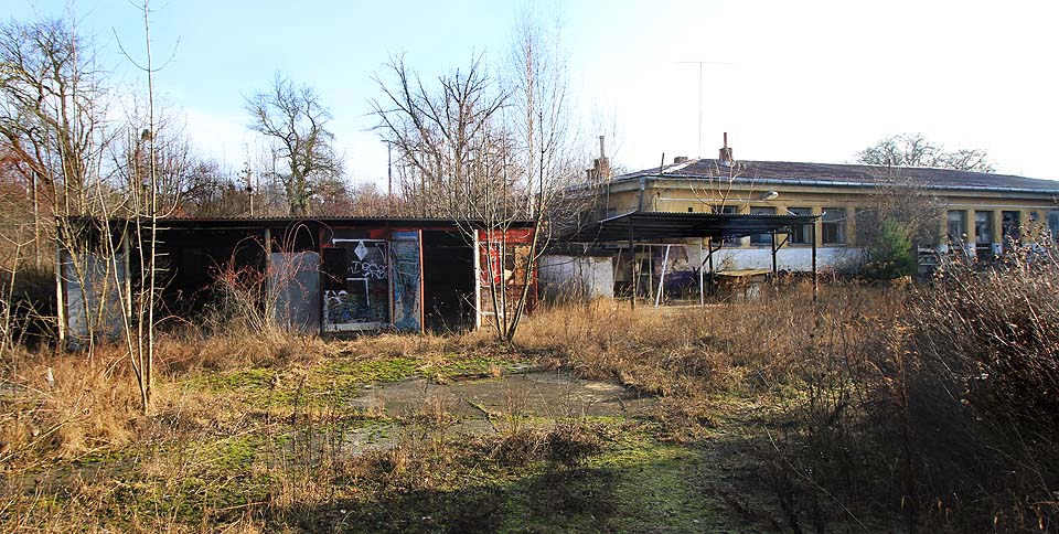 Pohled na sklad před hřištěm 5 a budovu 2 od severozápadu. Pohled na sklad před hřištěm 5 a budovu 2 od severozápadu.
