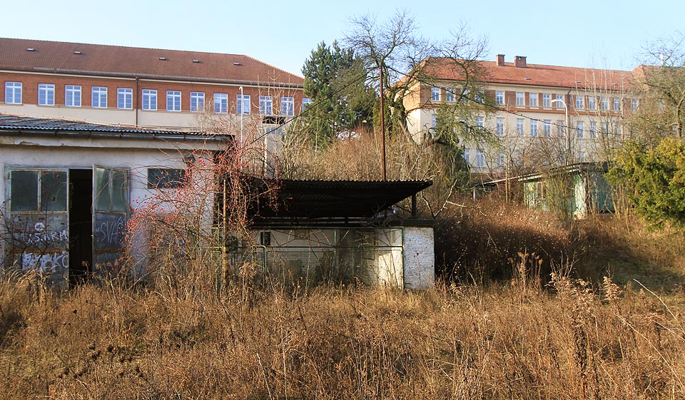 V těsné blízkosti vojenského areálu mezitím studenti navštěvovali základní školu a gymnázium. V těsné blízkosti vojenského areálu mezitím studenti navštěvovali základní školu a gymnázium.