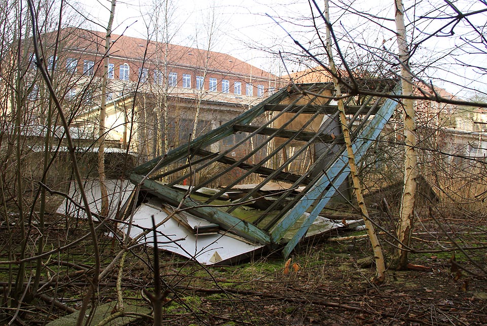 Firma Wilson Property žádá na městě Brně odškodné mimo jiné za zahájenou demolici uvnitř areálu, která však podle zástupců města vůbec neproběhla. Nejspíš šlo o tuto zhroucenou buňku v jižním cípu areálu. Firma Wilson Property žádá na městě Brně odškodné mimo jiné za zahájenou demolici uvnitř areálu, která však podle zástupců města vůbec neproběhla. Nejspíš šlo o tuto zhroucenou buňku v jižním cípu areálu.