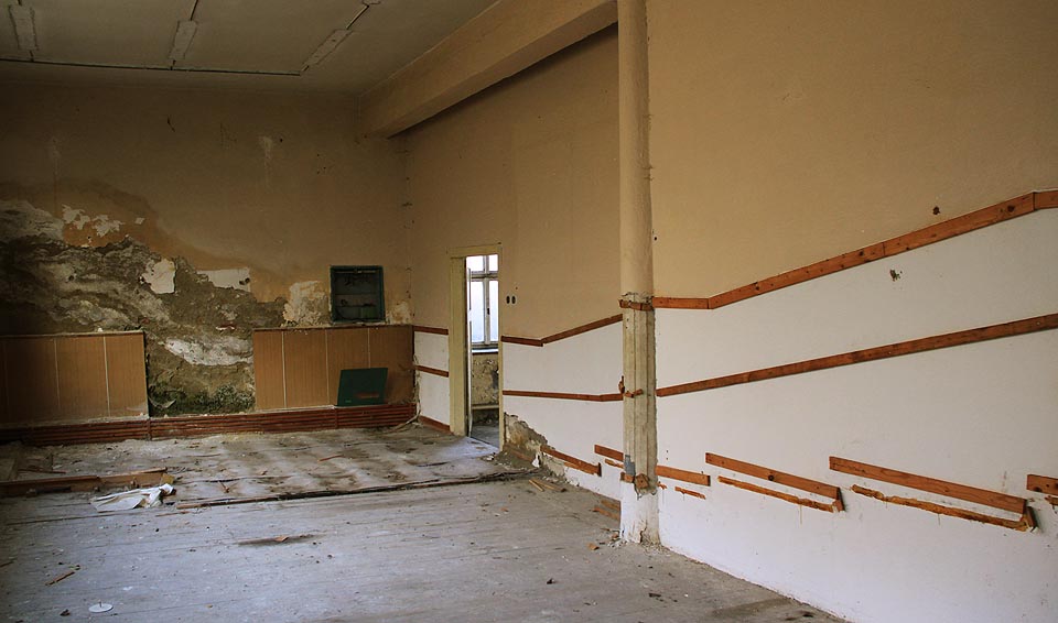 Že areál sloužil původně i k výukovým účelům, je patrné z trosek posluchárny v budově 1. Že areál sloužil původně i k výukovým účelům, je patrné z trosek posluchárny v budově 1.