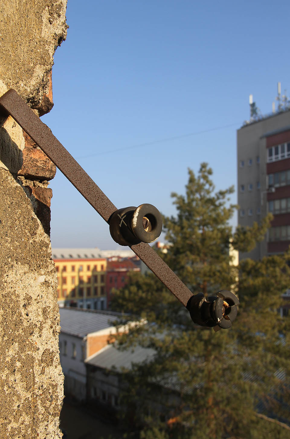 Jinou zajímavostí jsou pozůstatky venkovního elektrického vedení, snad tzv. rozhlasu po drátě, který měl v Brně mnohaletou tradici. Jinou zajímavostí jsou pozůstatky venkovního elektrického vedení, snad tzv. rozhlasu po drátě, který měl v Brně mnohaletou tradici.
