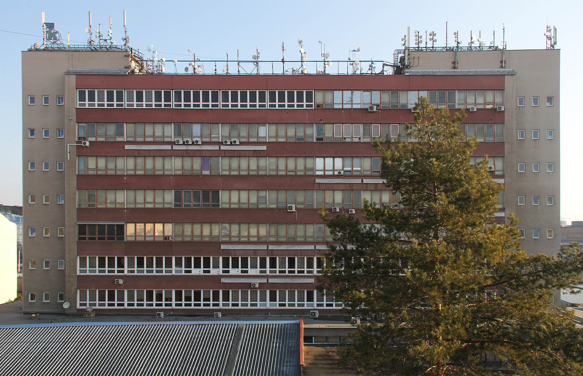 Pohled na budovu bývalého kovopodniku, dnes sídla datových center, je pohledem přes propast jednoho staletí. Pohled na budovu bývalého kovopodniku, dnes sídla datových center, je pohledem přes propast jednoho staletí.