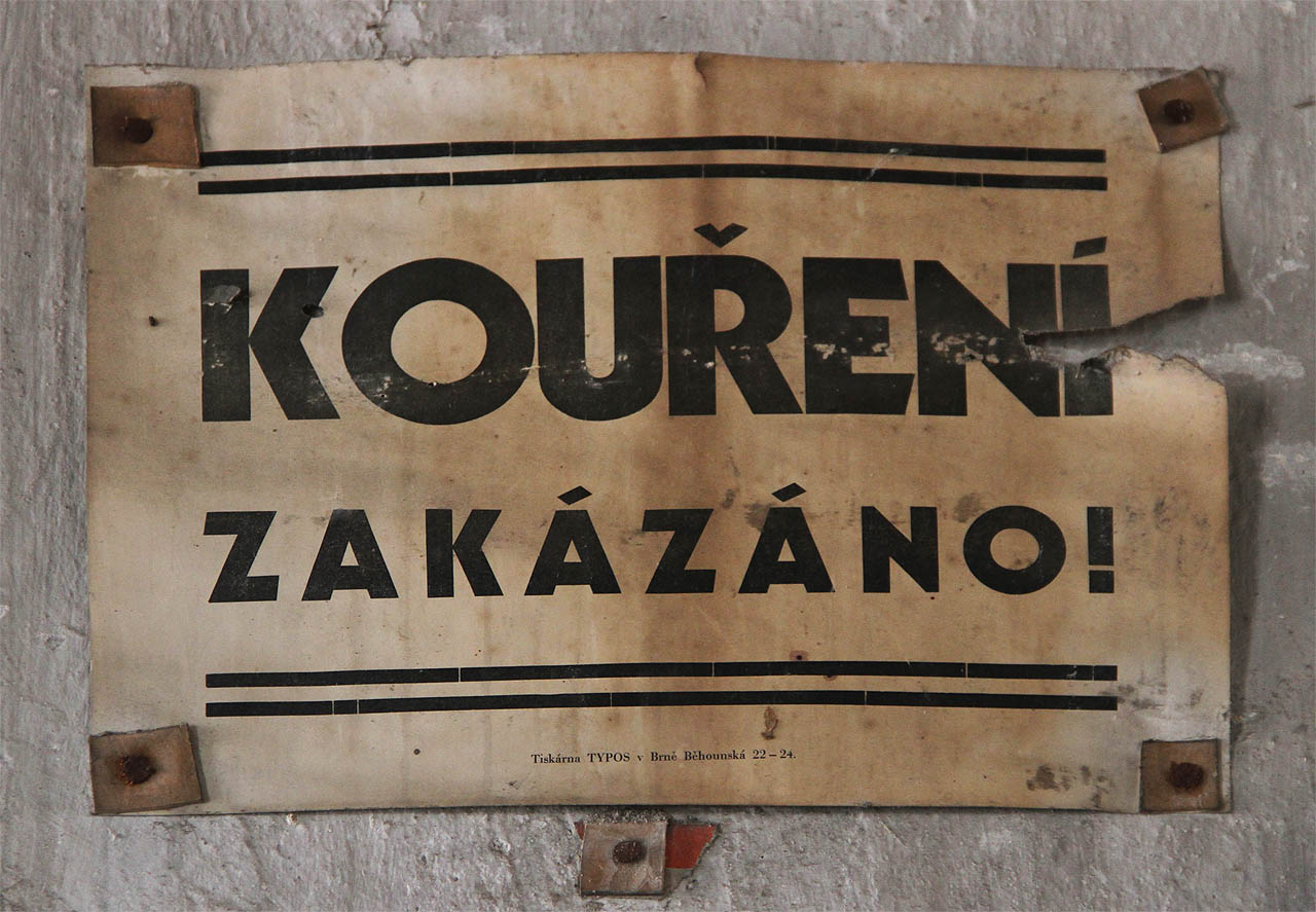 Jsou věci, které se nezmění ani za sto let. Jen tiskárna Typos už na Běhounské nějaký ten pátek nesídlí a dnešní bezpečnostní tabulky jsou typograficky o něco plytší. Jsou věci, které se nezmění ani za sto let. Jen tiskárna Typos už na Běhounské nějaký ten pátek nesídlí a dnešní bezpečnostní tabulky jsou typograficky o něco plytší.