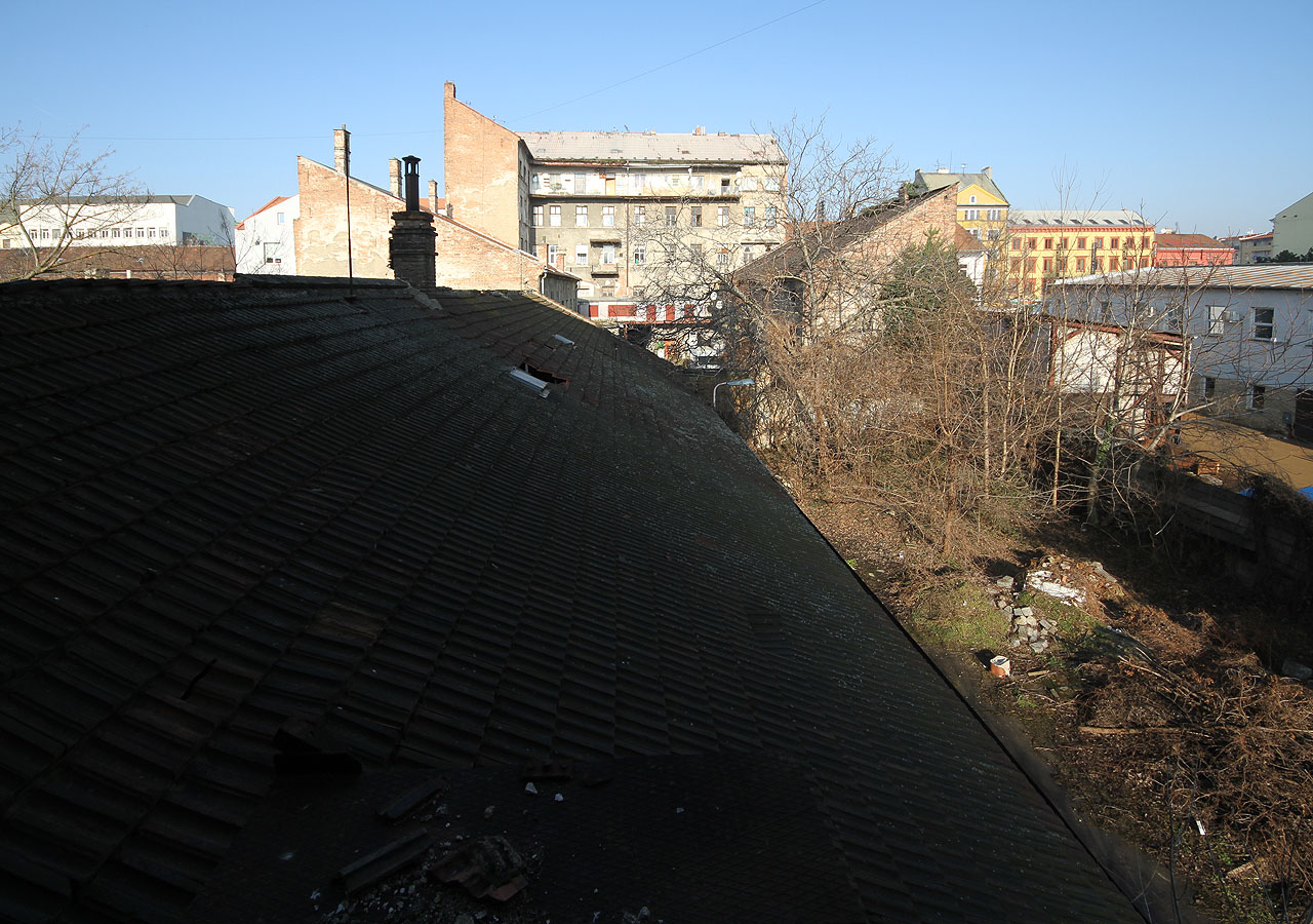 Obdobný pohled v prvnívh náznacích nesmělého jara v druhé polovině února. Temná střecha budovy č. 48 naznačuje směr proponovaného bulváru, kterému by měla za oběť padnout velká část Mosilany, jakož i domy č. 9, 11, 13 a dokonce majestátní 16 na Cejlu, mnoho dalších průmyslových staveb a hlavně poslední kousky ducha textilního Brna. Obdobný pohled v prvnívh náznacích nesmělého jara v druhé polovině února. Temná střecha budovy č. 48 naznačuje směr proponovaného bulváru, kterému by měla za oběť padnout velká část Mosilany, jakož i domy č. 9, 11, 13 a dokonce majestátní 16 na Cejlu, mnoho dalších průmyslových staveb a hlavně poslední kousky ducha textilního Brna.