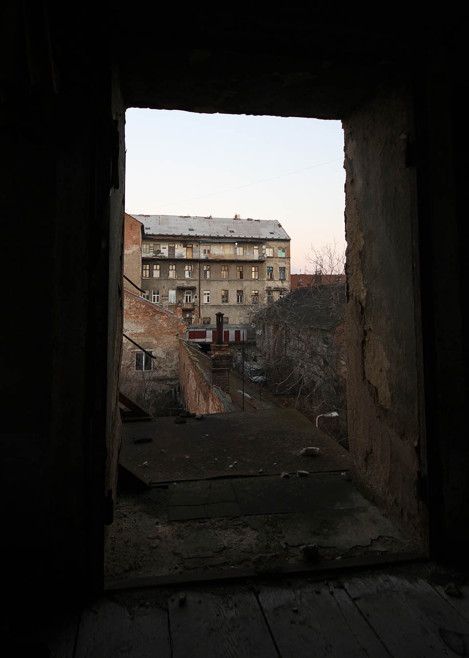 Výhled ze třetího patra směrem přes dvorky k Cejlu. Výhled ze třetího patra směrem přes dvorky k Cejlu.