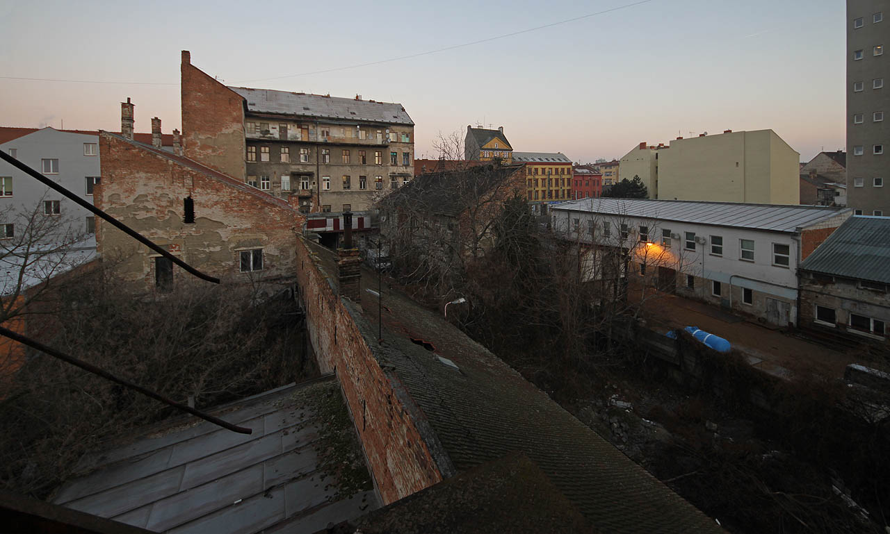 Těsně před rozedněním je to tu nejpůsobivější. Fantazie si v desetiletí nepřístupných dvorcích domýšlí leccos od úkrytu tajemné sekty, přes divoká zvířata, skrýš šíleného vynálezce či pěstírnu drog až po uzavřenou komunitu textilních dělníků, kteří uzavření mezi vysokými zdmi nezpozorovali příchod nového století. Těsně před rozedněním je to tu nejpůsobivější. Fantazie si v desetiletí nepřístupných dvorcích domýšlí leccos od úkrytu tajemné sekty, přes divoká zvířata, skrýš šíleného vynálezce či pěstírnu drog až po uzavřenou komunitu textilních dělníků, kteří uzavření mezi vysokými zdmi nezpozorovali příchod nového století.